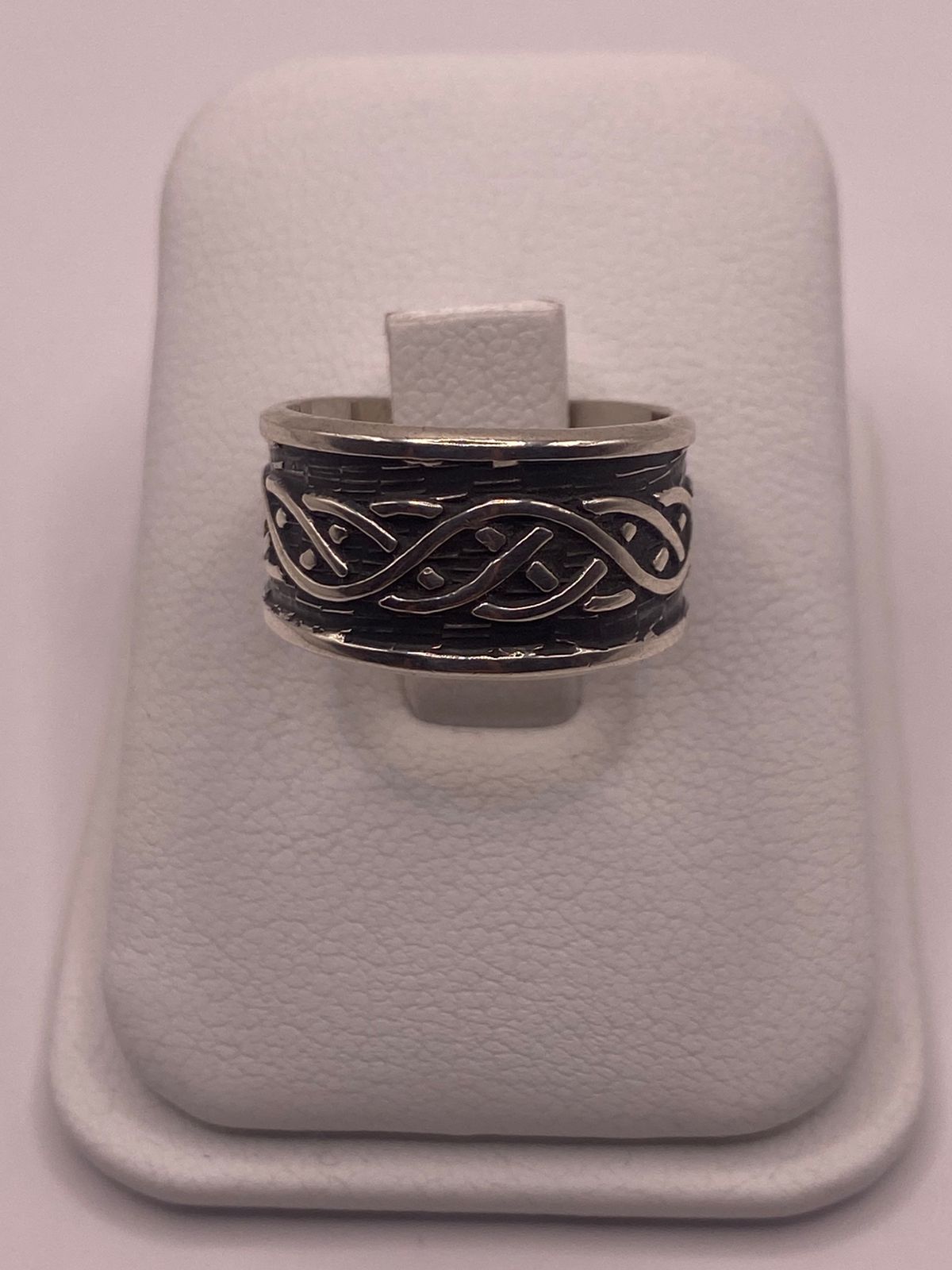 Anillo de Plata Ley 925 con Diseño Trenzado — detalle de acabado