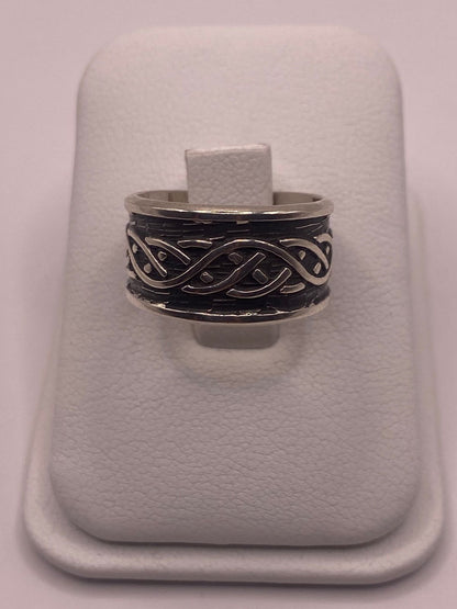 Anillo de Plata Ley 925 con Diseño Trenzado — detalle de acabado