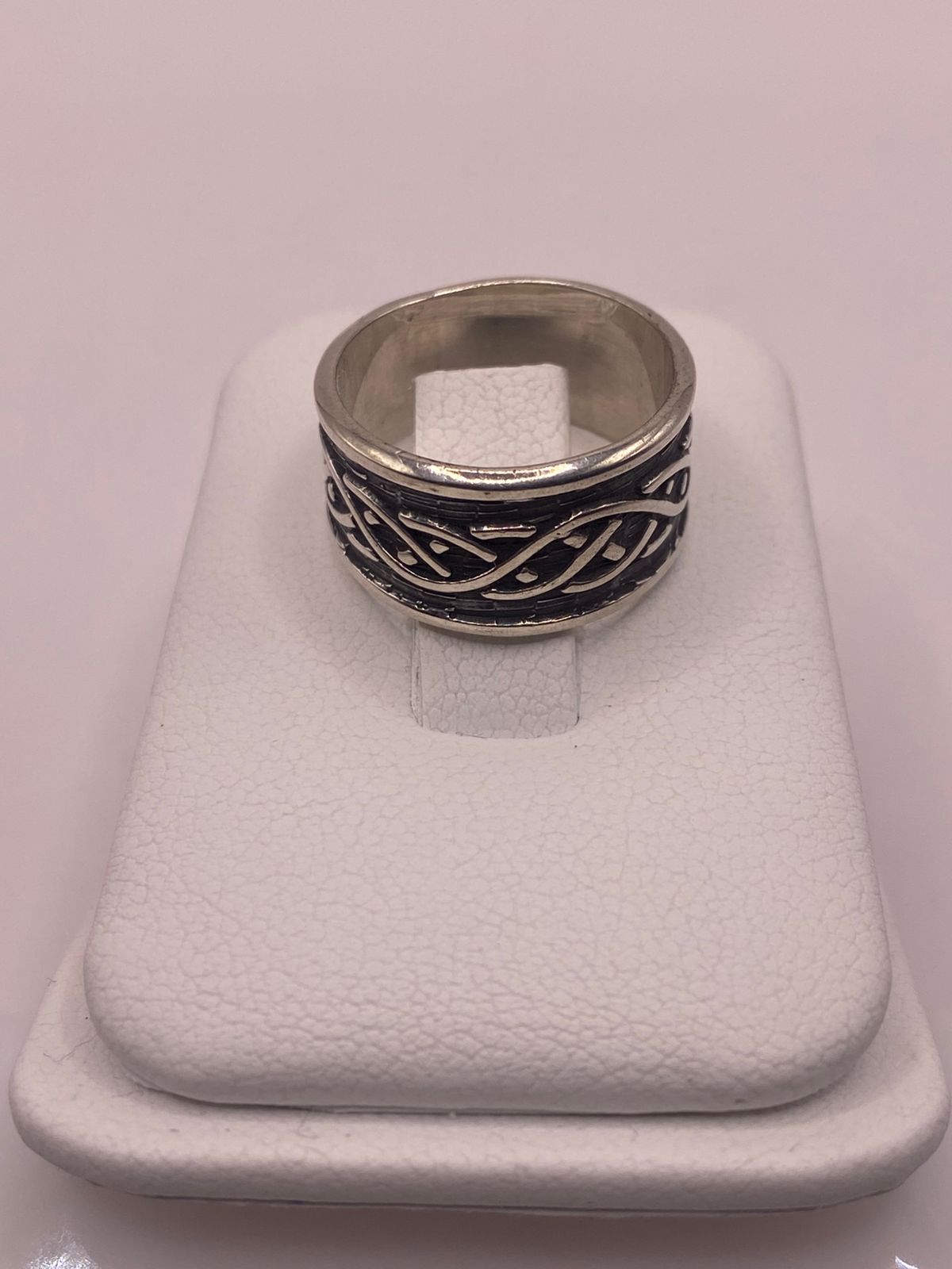 Anillo de Plata Ley 925 con Diseño Trenzado, vista frontal