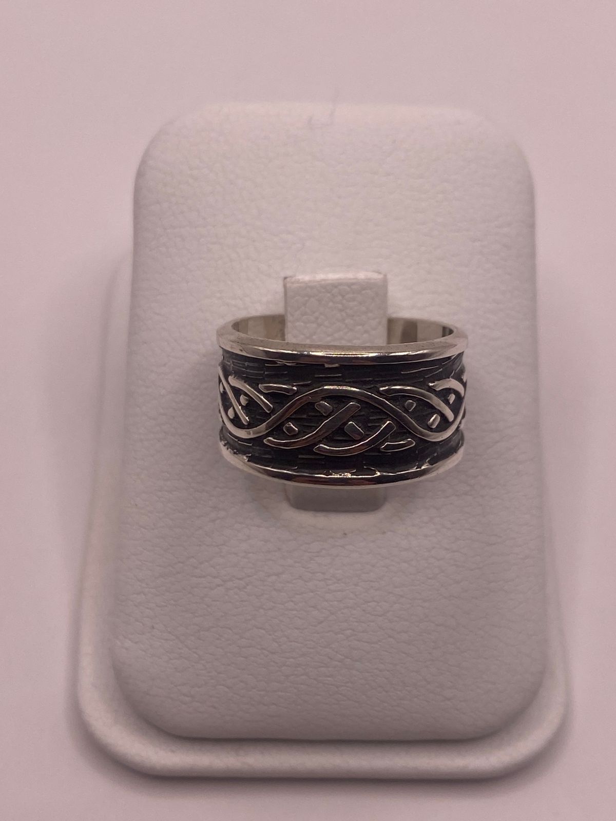 Anillo de Plata Ley 925 con Diseño Trenzado, vista lateral