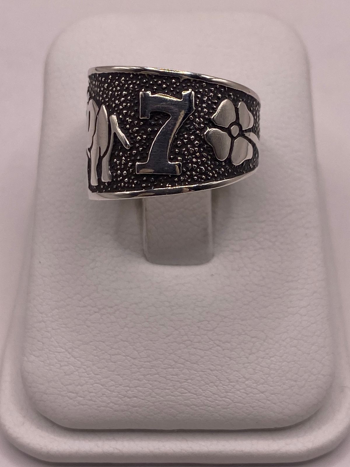 Anillo Ancho de Plata 925 con Símbolos de la Suerte y Acabado Oscuro, vista frontal