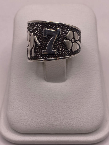 Anillo Ancho de Plata 925 con Símbolos de la Suerte y Acabado Oscuro, vista frontal