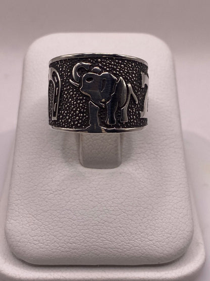Anillo Ancho de Plata 925 con Símbolos de la Suerte y Acabado Oscuro — vista lateral