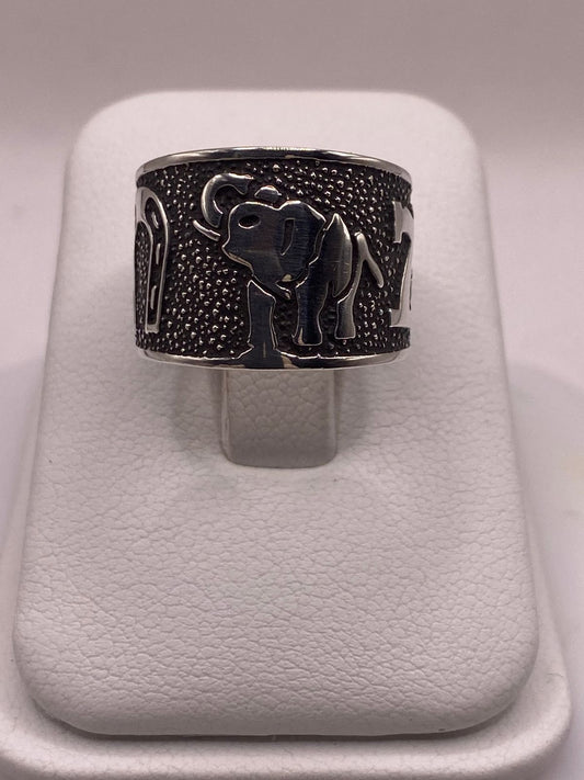 Anillo Ancho de Plata 925 con Símbolos de la Suerte y Acabado Oscuro — vista lateral