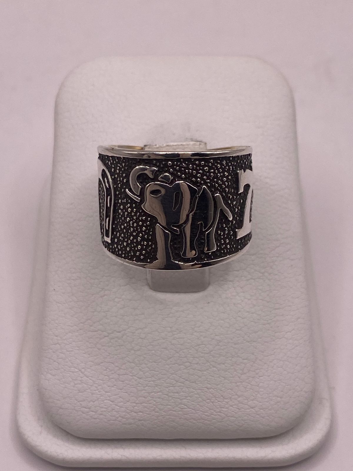 Anillo Ancho de Plata 925 con Símbolos de la Suerte y Acabado Oscuro, sello de autenticidad Plata Ley .925