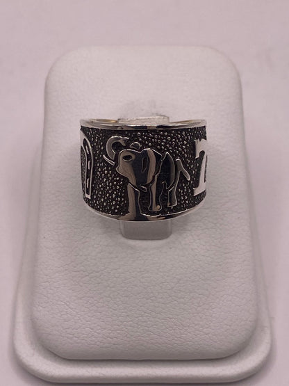 Anillo Ancho de Plata 925 con Símbolos de la Suerte y Acabado Oscuro, sello de autenticidad Plata Ley .925