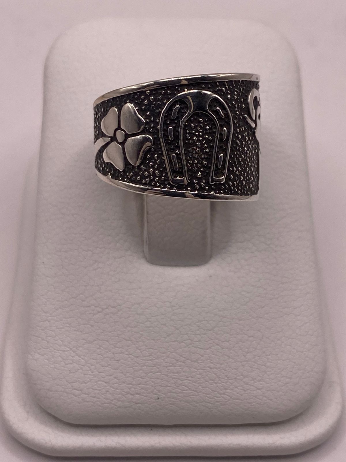 Anillo Ancho de Plata 925 con Símbolos de la Suerte y Acabado Oscuro, vista lateral