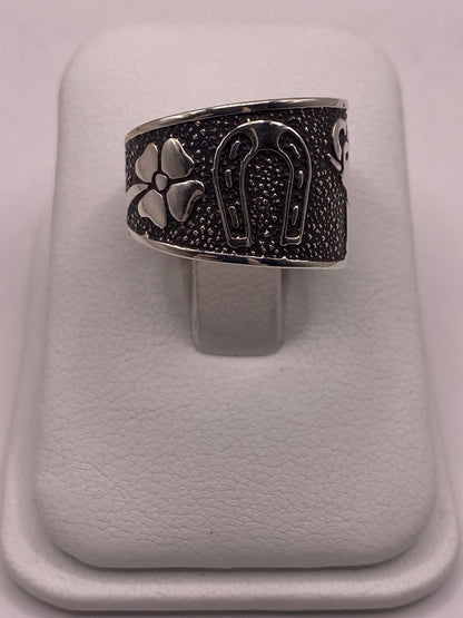 Anillo Ancho de Plata 925 con Símbolos de la Suerte y Acabado Oscuro, vista lateral