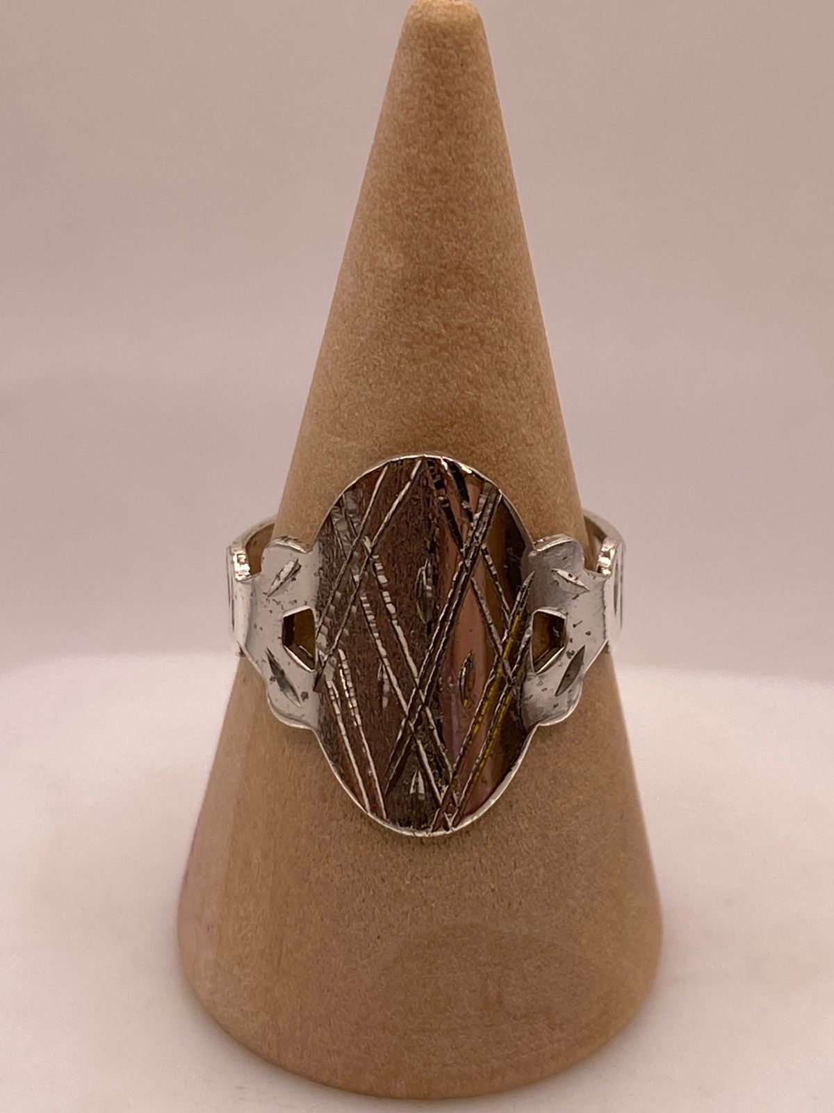 Anillo Artesanal en Plata con Diseño Geométrico Grabado — vista lateral