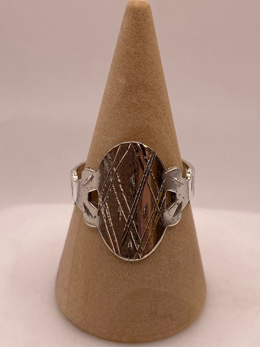 Anillo Artesanal en Plata con Diseño Geométrico Grabado — vista lateral