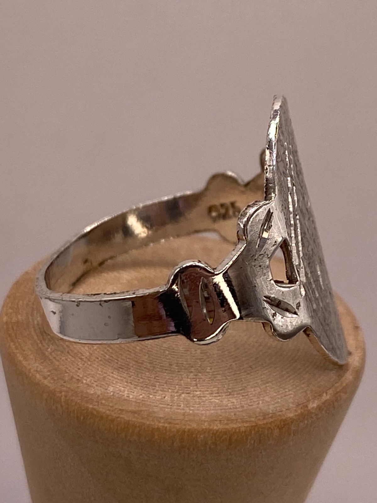 Anillo Artesanal en Plata con Diseño Geométrico Grabado, sello de autenticidad Plata Ley .925