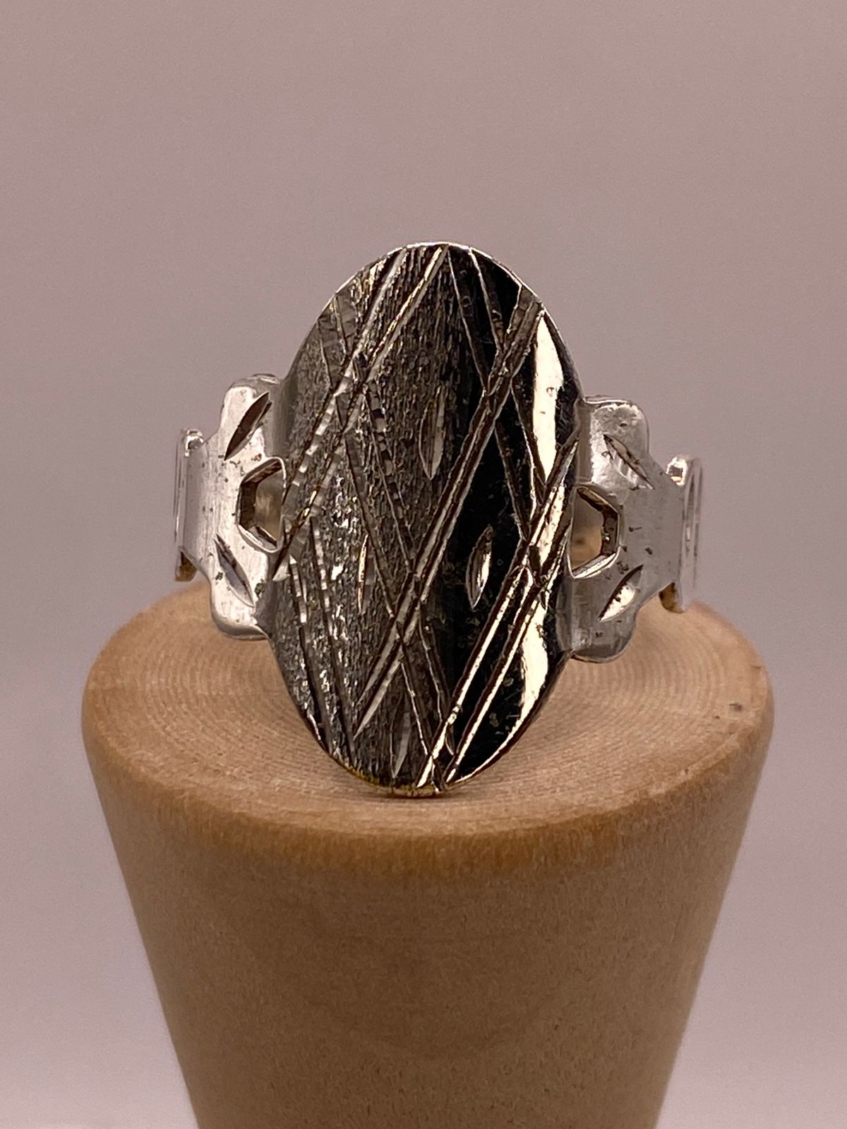 Anillo Artesanal en Plata con Diseño Geométrico Grabado, vista frontal