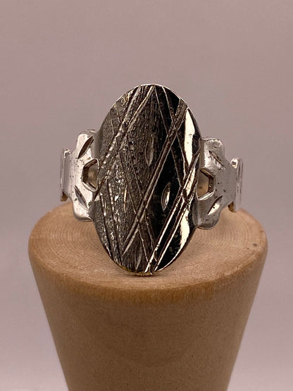 Anillo Artesanal en Plata con Diseño Geométrico Grabado, vista frontal