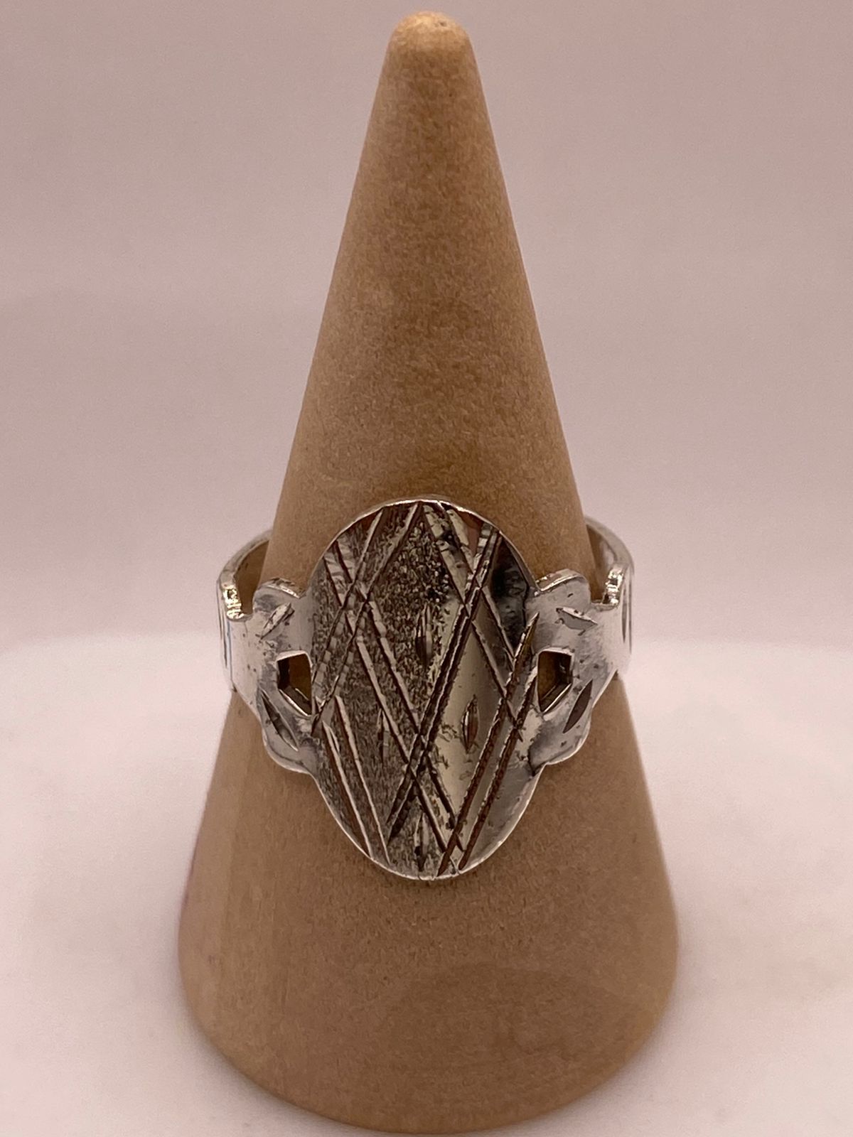 Anillo Artesanal en Plata con Diseño Geométrico Grabado, vista lateral