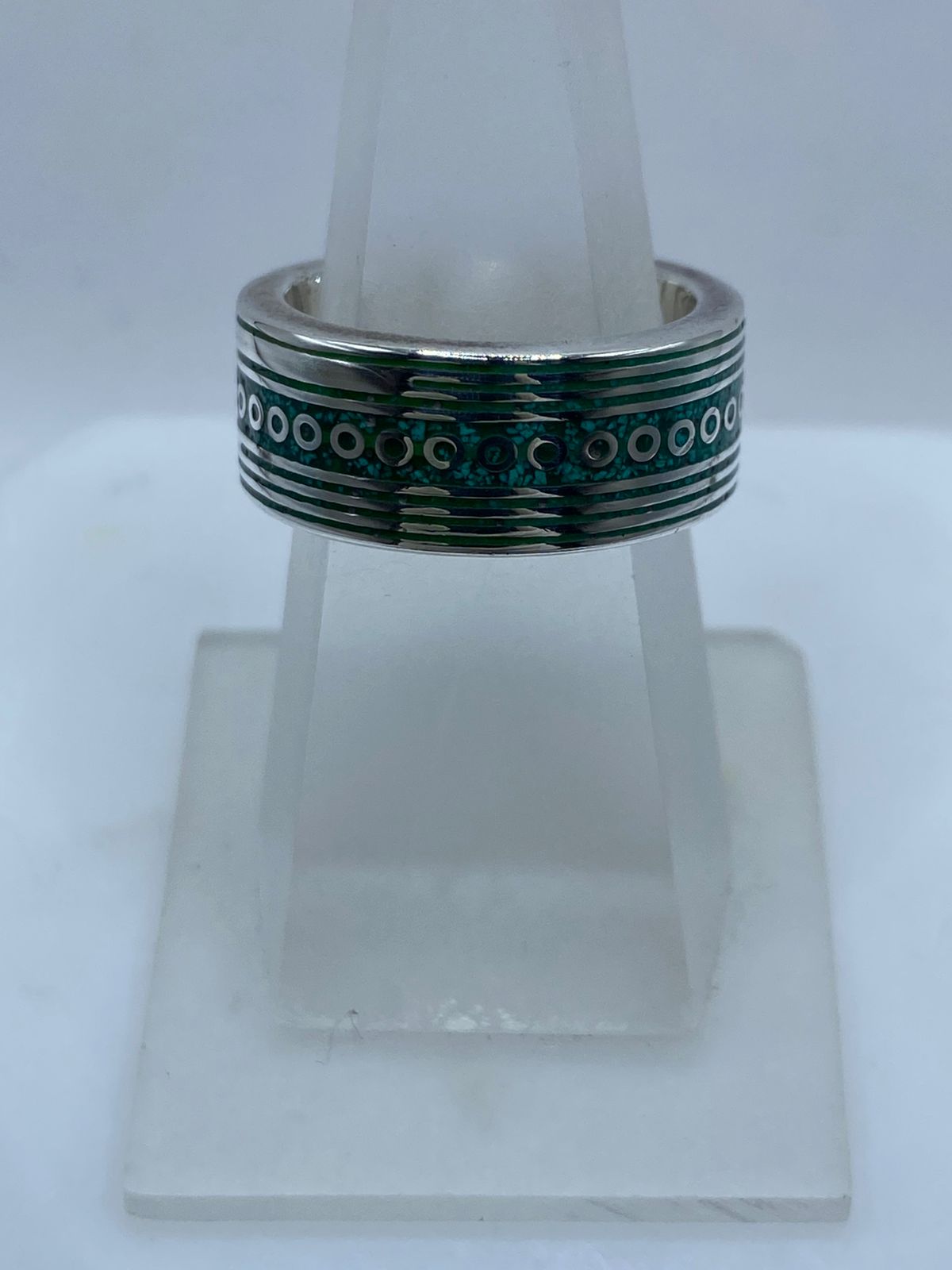Anillo Banda Contemporánea en Plata .925 con Malaquita Natural — vista lateral