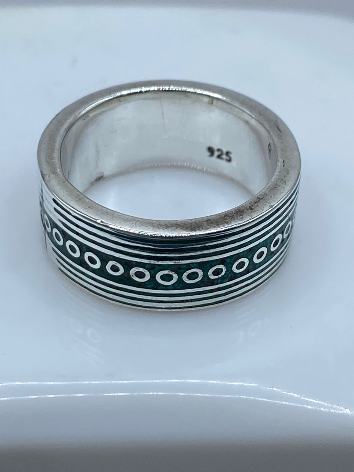 Anillo Banda Contemporánea en Plata .925 con Malaquita Natural, vista frontal