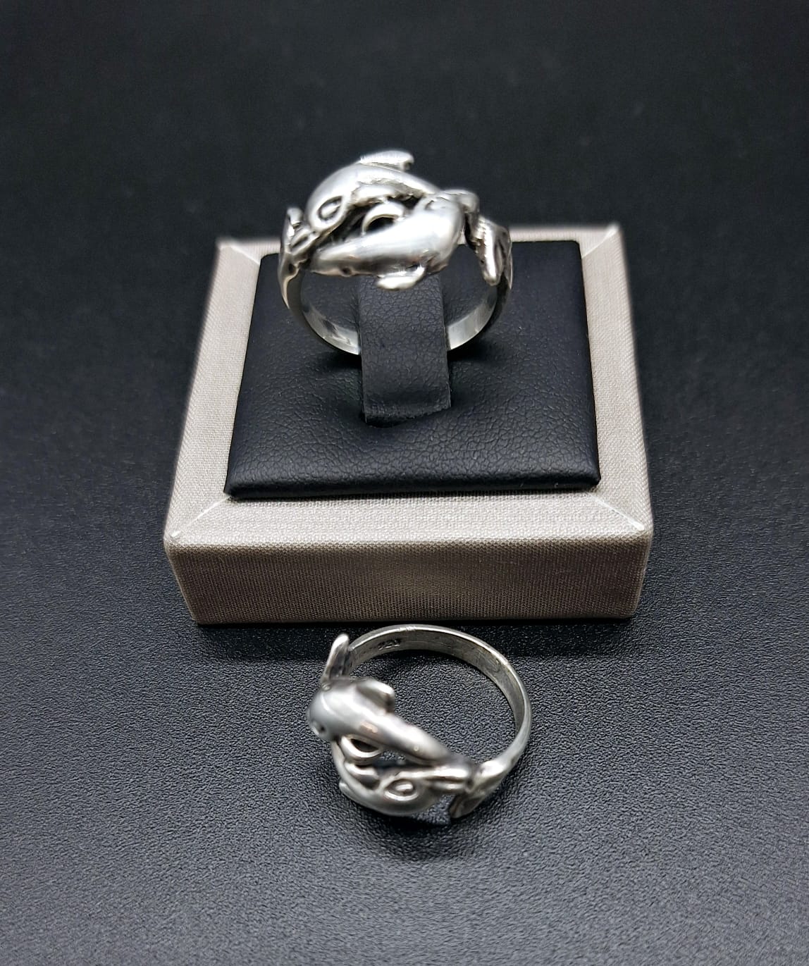 Anillo de Dos Delfines en Plata Ley 925 — vista frontal