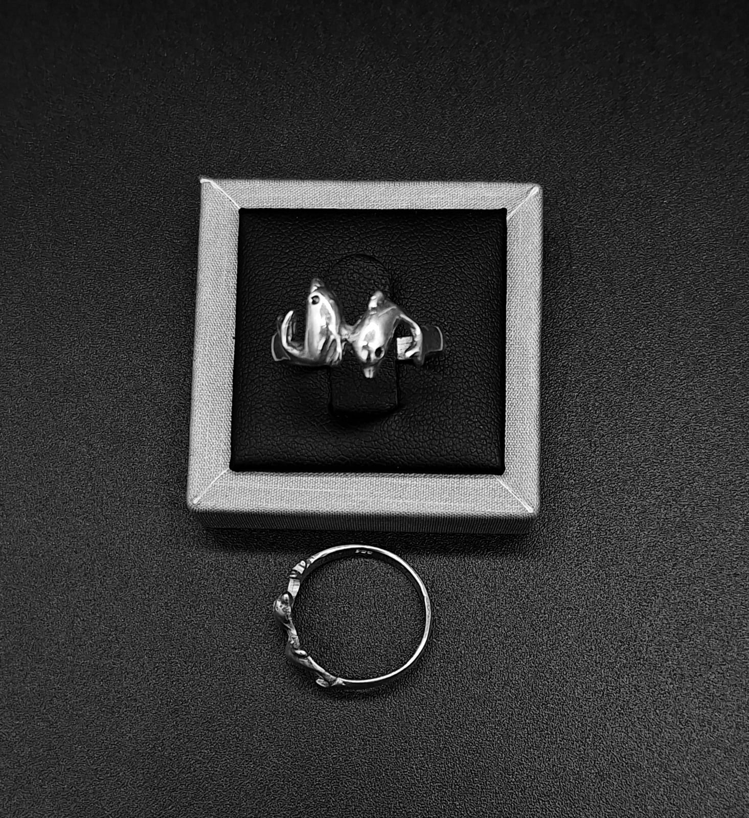 Anillo de Dos Delfines en Plata Ley 925 — vista frontal