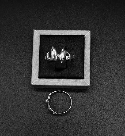 Anillo de Dos Delfines en Plata Ley 925 — vista frontal