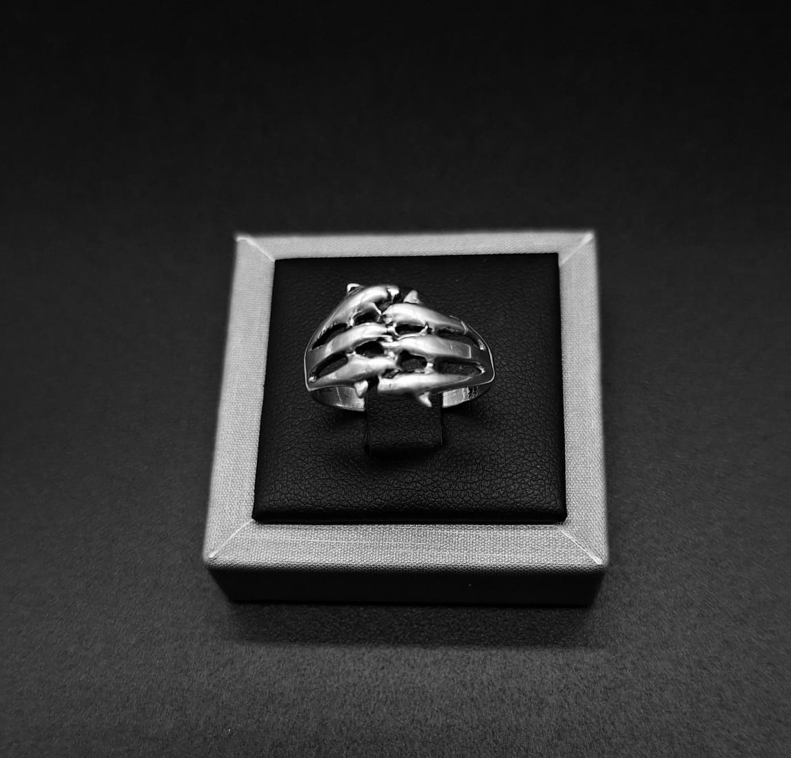 Anillo de Seis Delfines en Plata Ley 925 — vista frontal