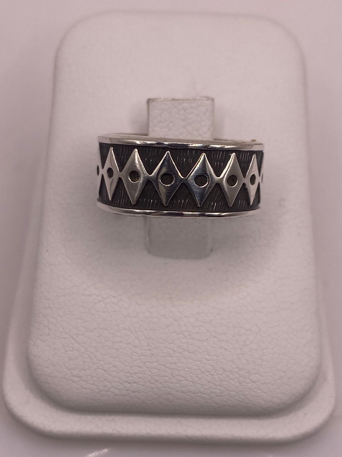 Anillo Geométrico de Plata 925 con Acabado Oxidado, sello de autenticidad Plata Ley .925