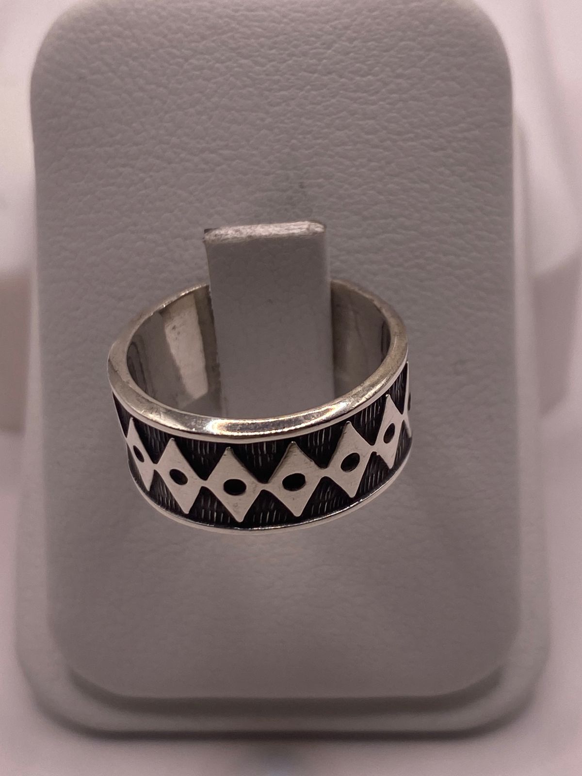 Anillo Geométrico de Plata 925 con Acabado Oxidado, vista lateral