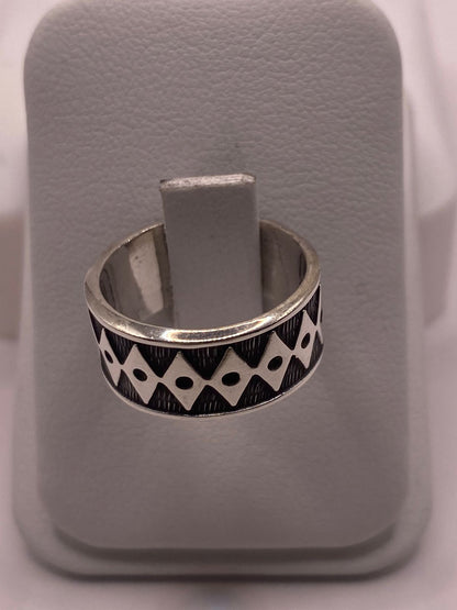Anillo Geométrico de Plata 925 con Acabado Oxidado, vista lateral