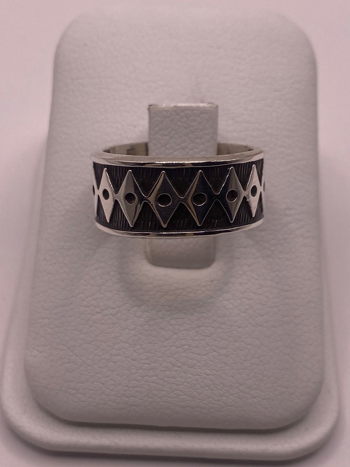 Anillo Geométrico de Plata 925 con Acabado Oxidado, vista frontal