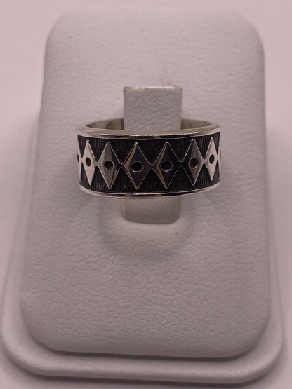 Anillo Geométrico de Plata 925 con Acabado Oxidado, vista frontal