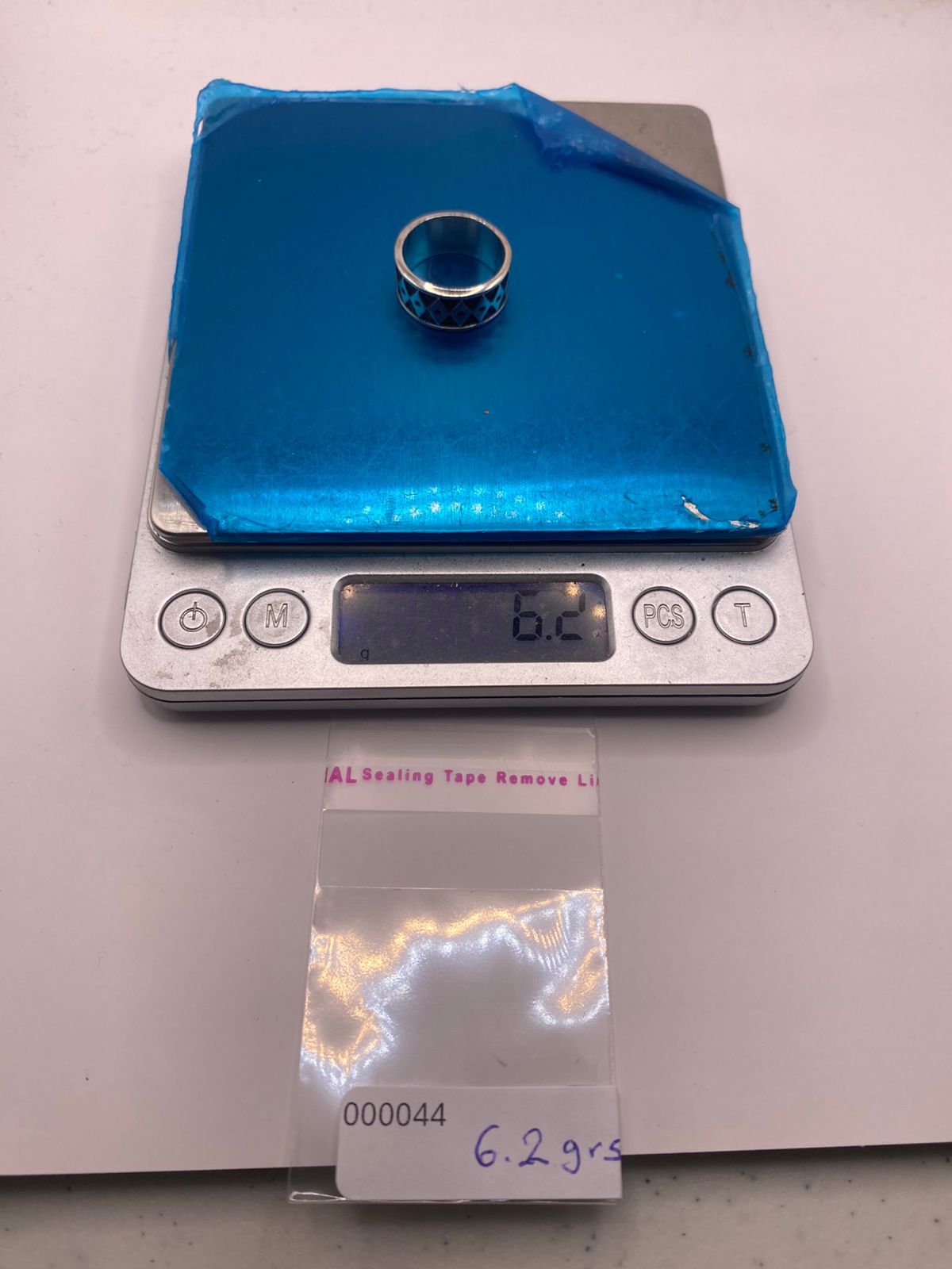 Anillo Geométrico de Plata 925 con Acabado Oxidado, peso en gramos (báscula)