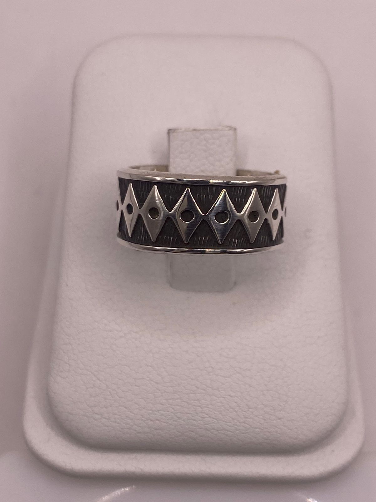 Anillo Geométrico de Plata 925 con Acabado Oxidado — vista lateral