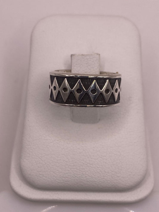 Anillo Geométrico de Plata 925 con Acabado Oxidado — vista lateral