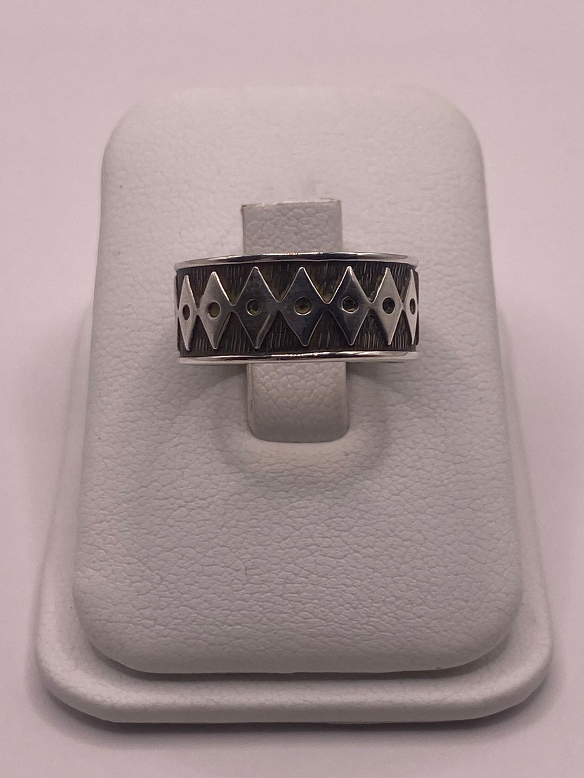 Anillo Geométrico de Plata 925 con Motivos de Rombo y Acabado Oxidado, vista frontal