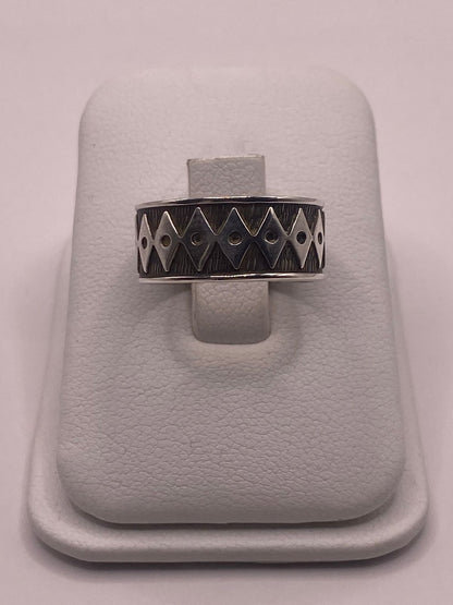 Anillo Geométrico de Plata 925 con Motivos de Rombo y Acabado Oxidado, vista frontal