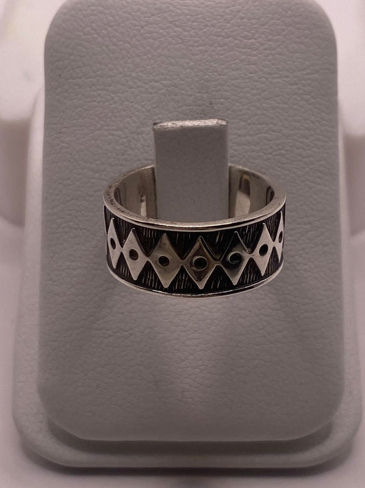 Anillo Geométrico de Plata 925 con Motivos de Rombo y Acabado Oxidado — vista lateral