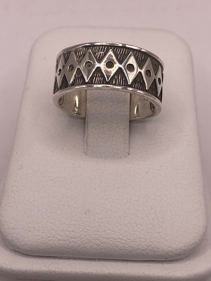 Anillo Geométrico de Plata 925 con Motivos de Rombo y Acabado Oxidado, vista frontal