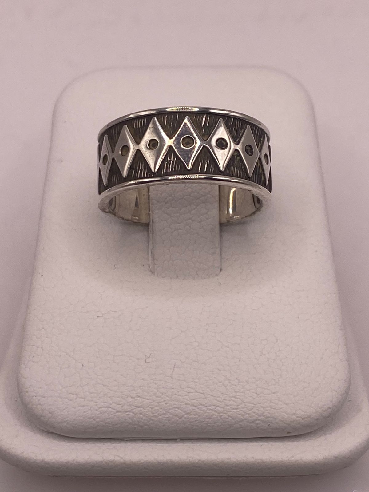 Anillo Geométrico de Plata 925 con Motivos de Rombo y Acabado Oxidado, sello de autenticidad Plata Ley .925