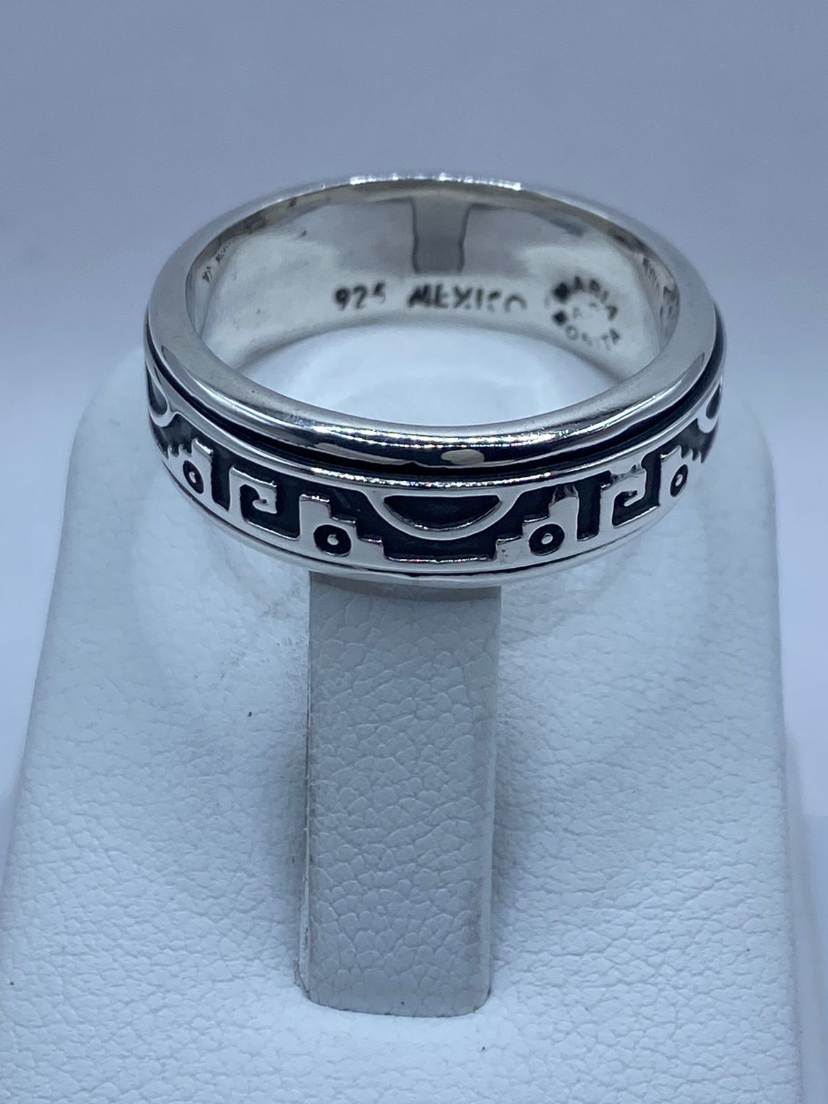 Sello .925 en interior de anillo spinner diseño simbólico talla 9, plata artesanal hecha en Taxco 