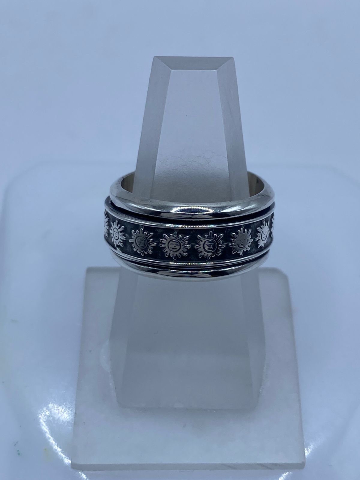 
Banda spinner plata 925 con soles de rostro humano en relieve sobre fondo oxidado negro, Arte Taxco