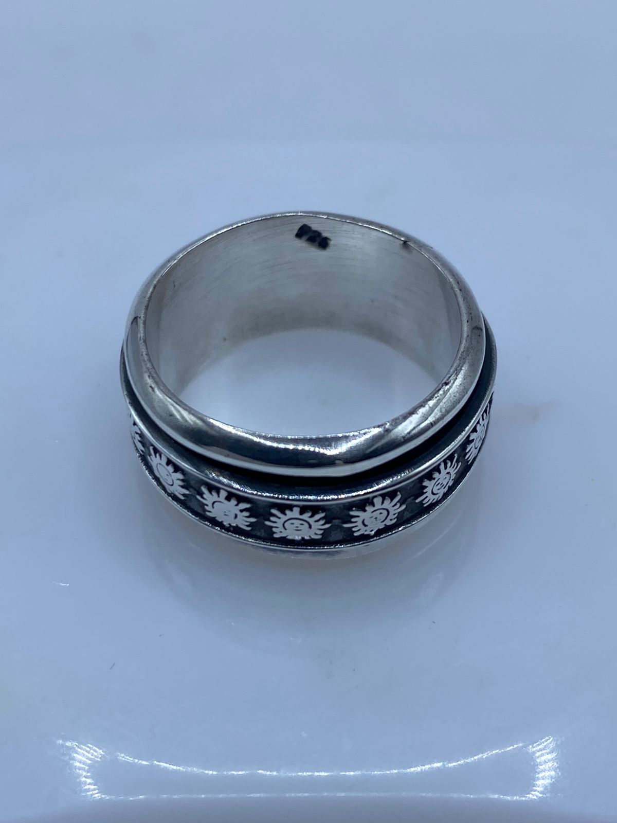 Sello .925 en el interior de anillo spinner soles prehispánicos, plata artesanal hecha en Taxco México 