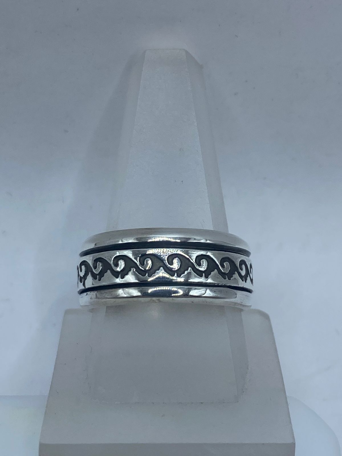 Anillo spinner de plata .925 con volutas ola grabadas en talla 5 puesto en la mano — artesanal antiestrés Taxco