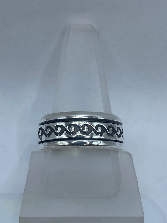 Anillo spinner de plata .925 con volutas ola grabadas en talla 5 puesto en la mano — artesanal antiestrés Taxco
