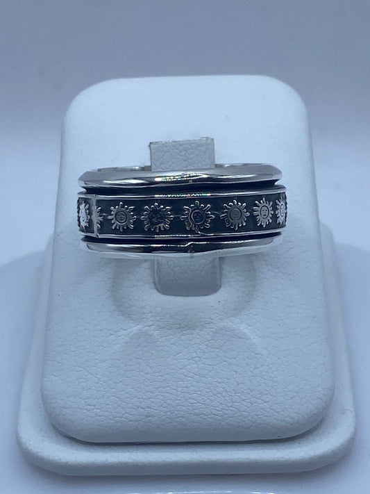 Anillo giratorio de plata .925 con soles con rostro en relieve sobre fondo oxidado negro — antiestrés artesanal talla 6, Taxco