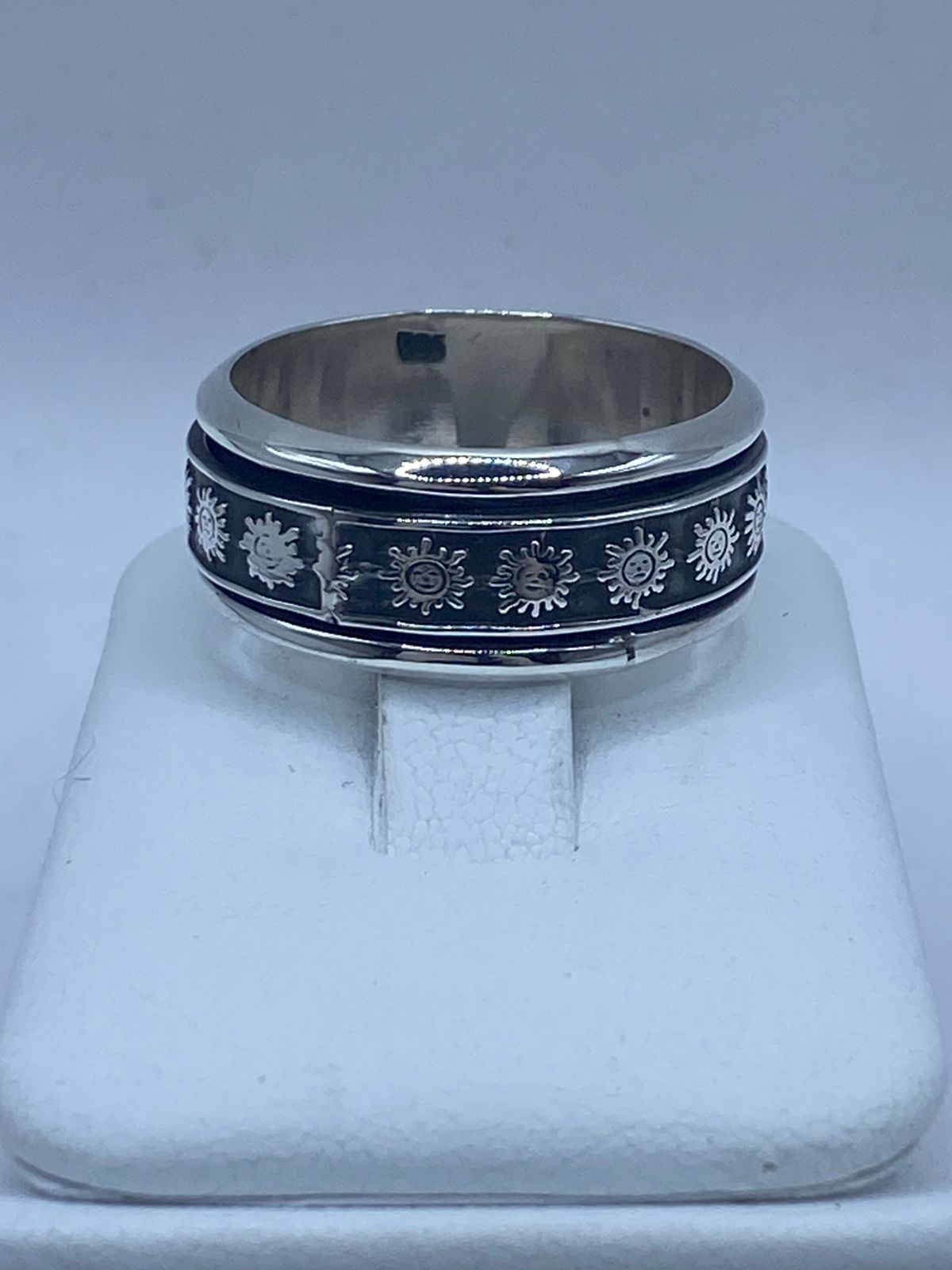 Sello de ley .925 en el interior del anillo giratorio con soles con rostro — plata auténtica artesanal Taxco