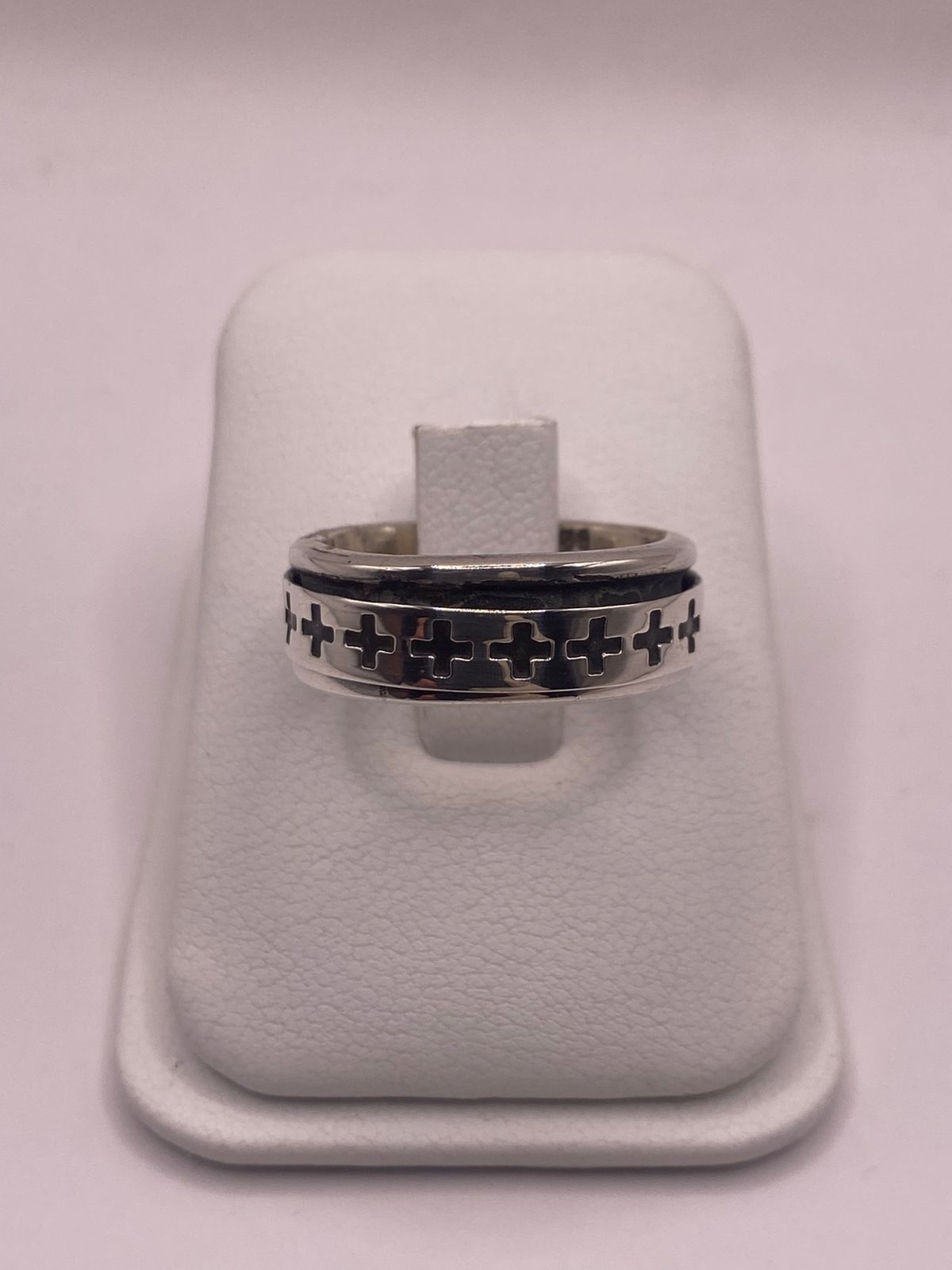 Anillo Giratorio de Plata 925 con Cruces Caladas, vista lateral