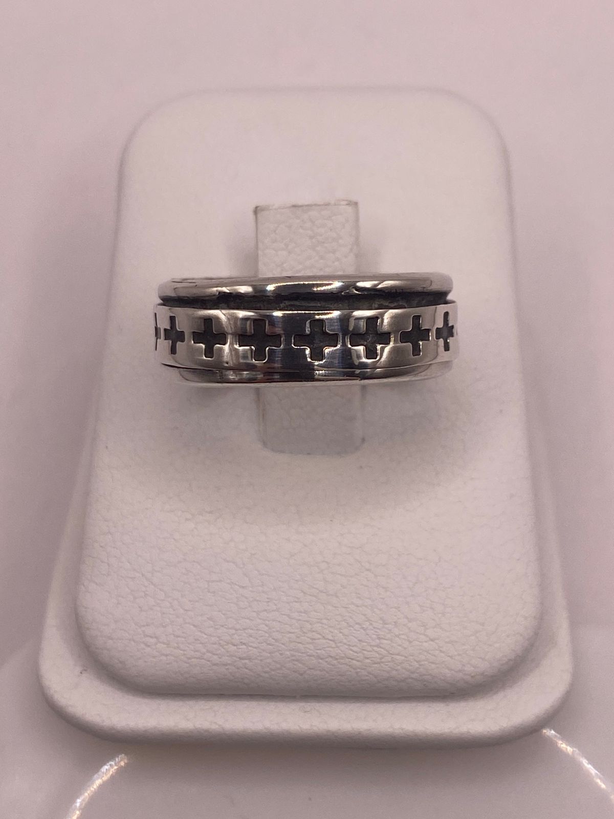 Anillo Giratorio de Plata 925 con Cruces Caladas, vista frontal
