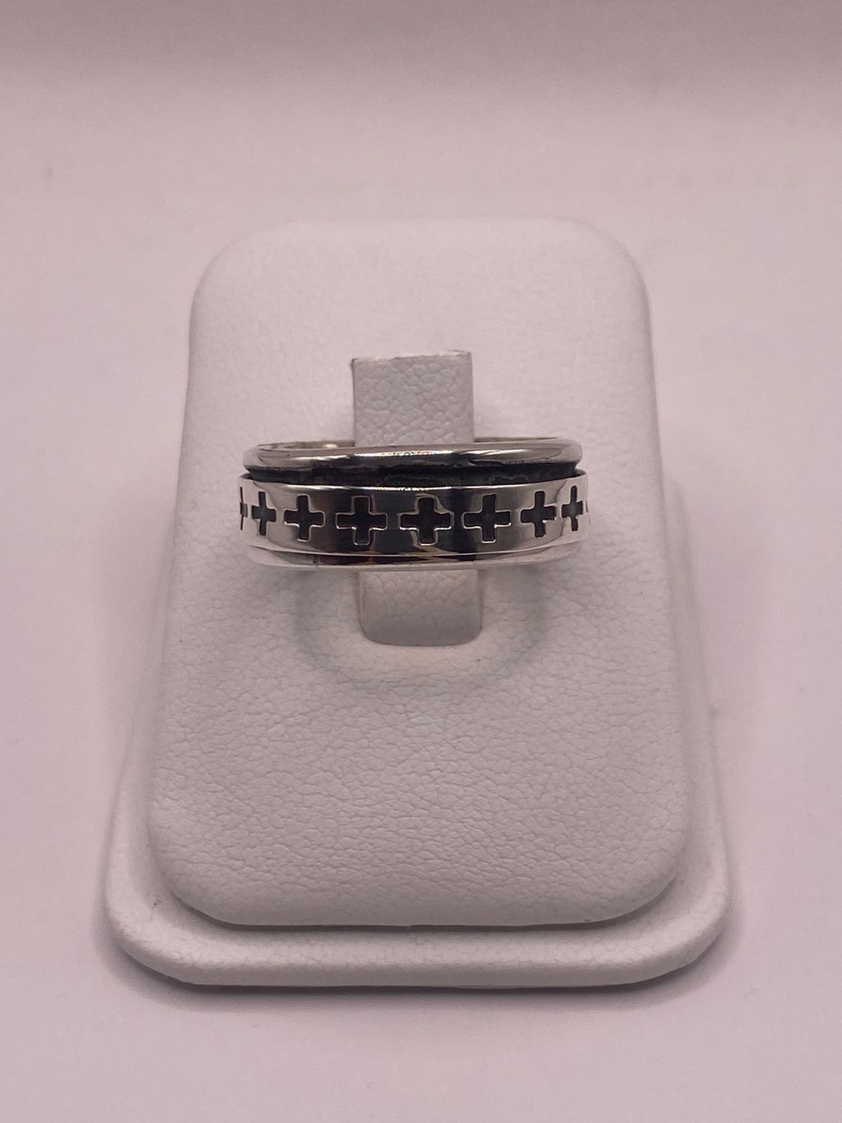 Anillo Giratorio de Plata 925 con Cruces Caladas, vista de detalle