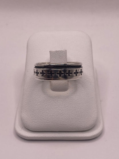 Anillo Giratorio de Plata 925 con Cruces Caladas, vista de detalle