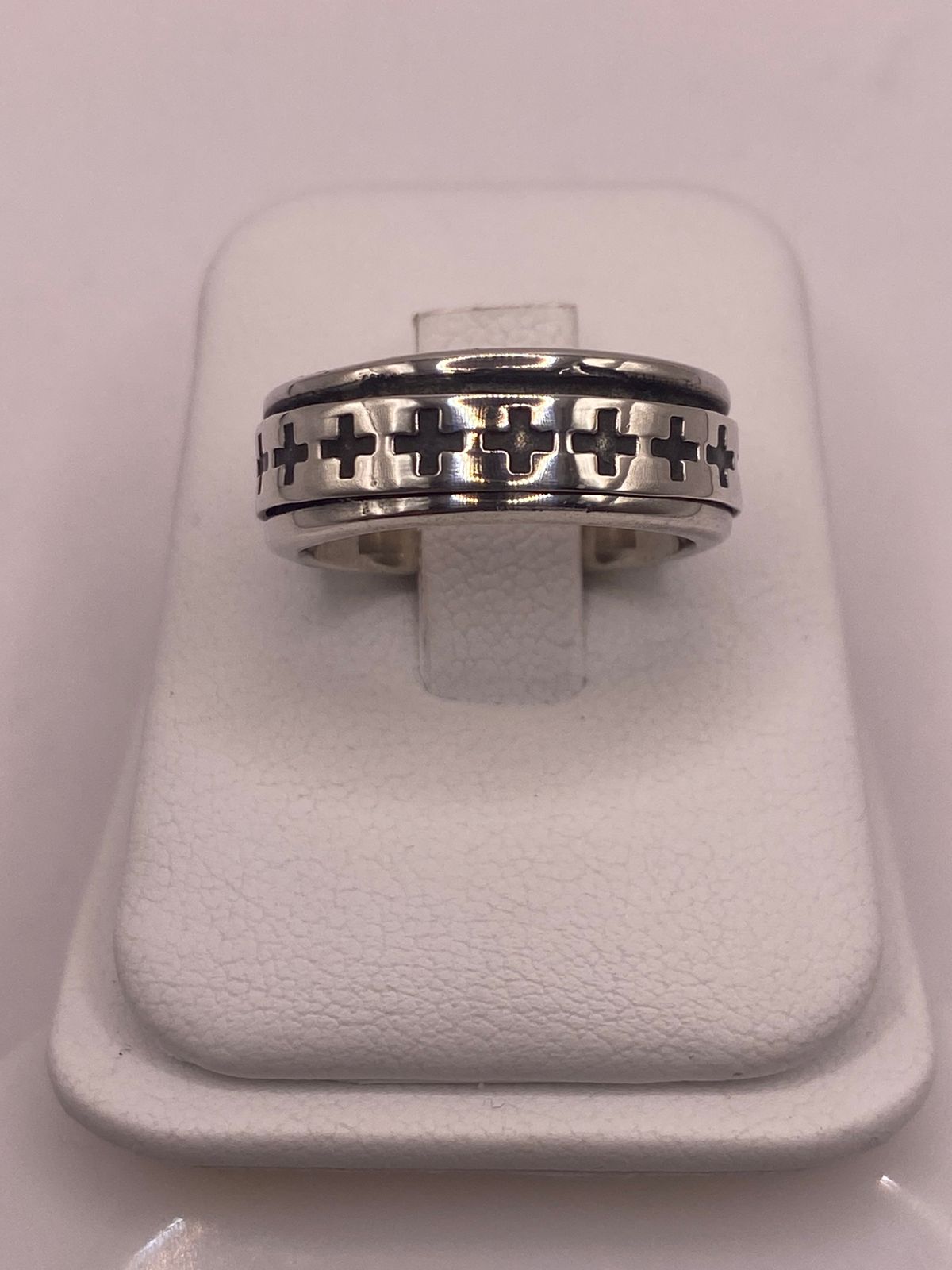 Anillo Giratorio de Plata 925 con Cruces Caladas en báscula mostrando peso