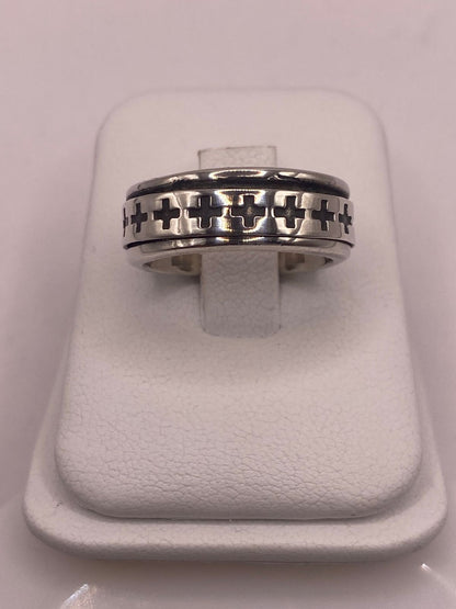 Anillo Giratorio de Plata 925 con Cruces Caladas en báscula mostrando peso